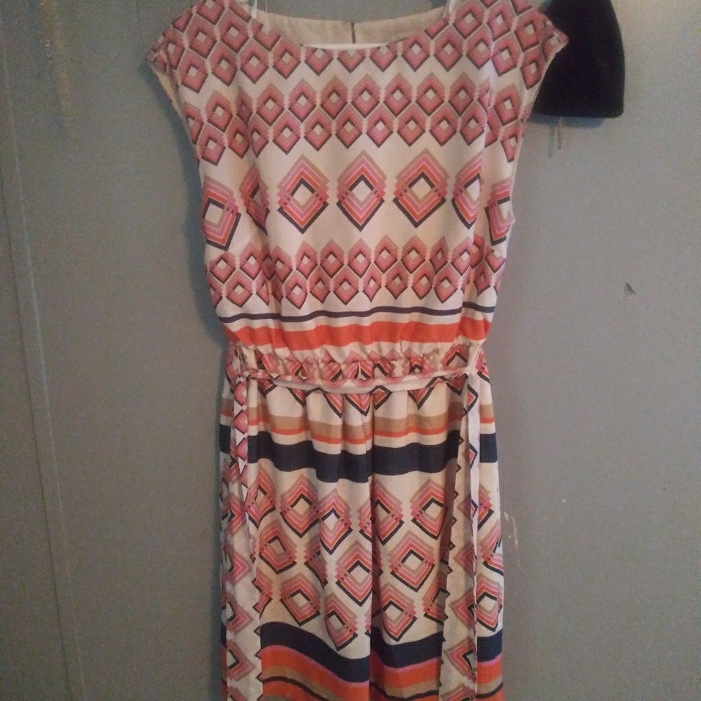 Stunning Jessica Howard dress.